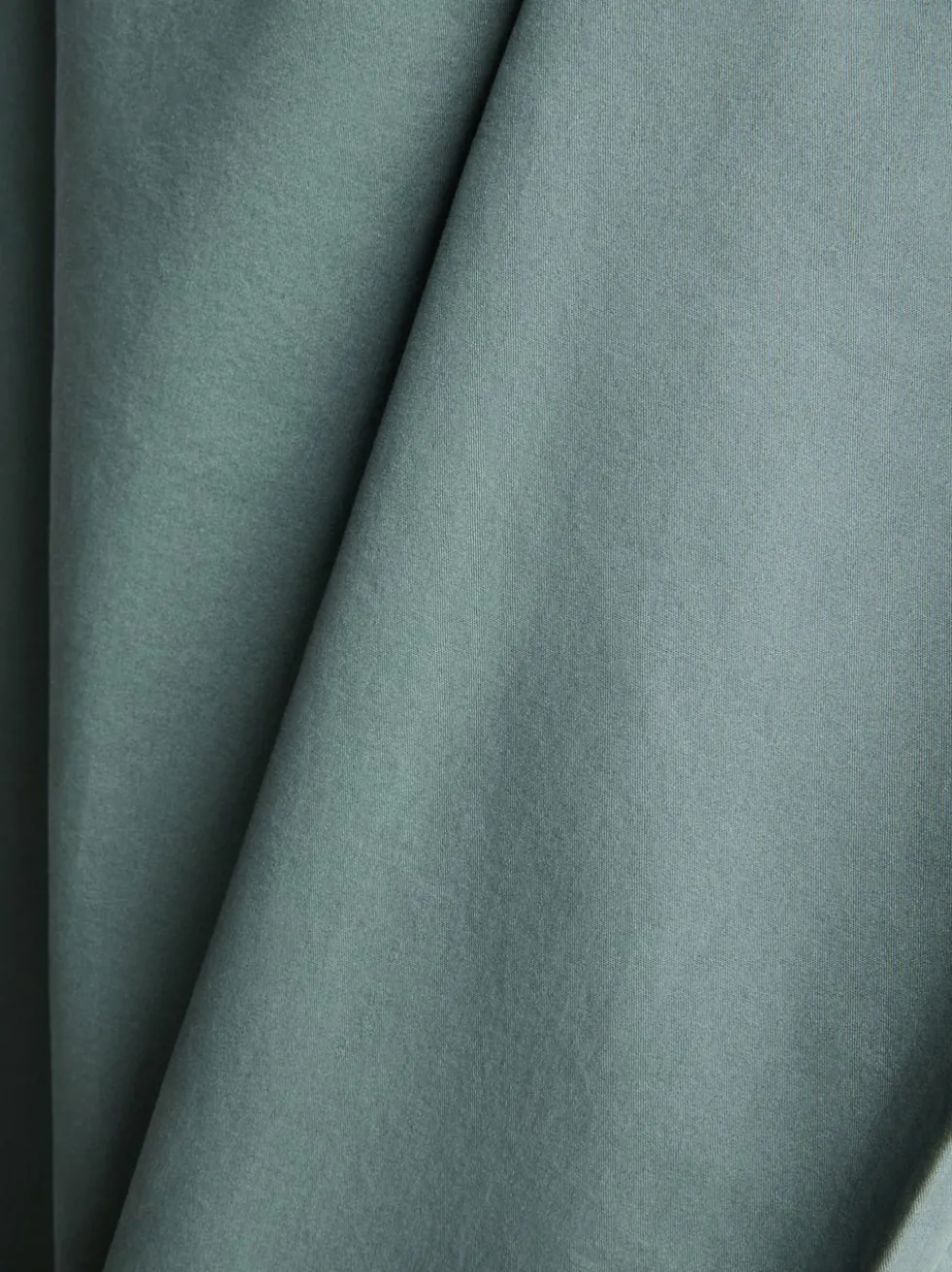 Eng anliegende Chinohose
