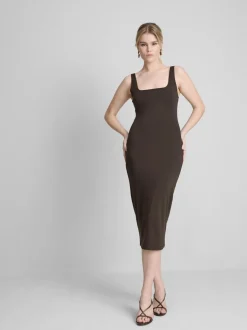 Eng anliegendes Midikleid mit Karree-Ausschnitt