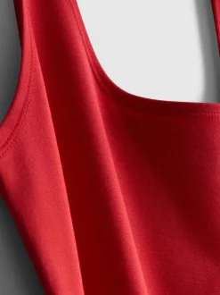 Eng anliegendes Midikleid mit Karree-Ausschnitt