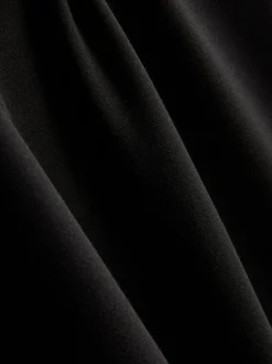 Eng anliegendes Midikleid mit Karree-Ausschnitt