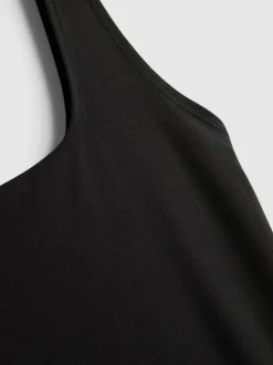 Eng anliegendes Midikleid mit Karree-Ausschnitt