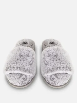 Flauschige Slipper mit überkreuzten Riemen