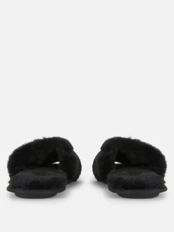 Flauschige Slipper mit überkreuzten Riemen