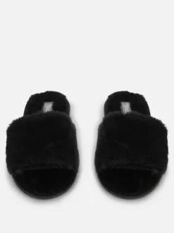 Flauschige Slipper mit überkreuzten Riemen