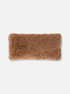 Flauschiges, längliches Kissen