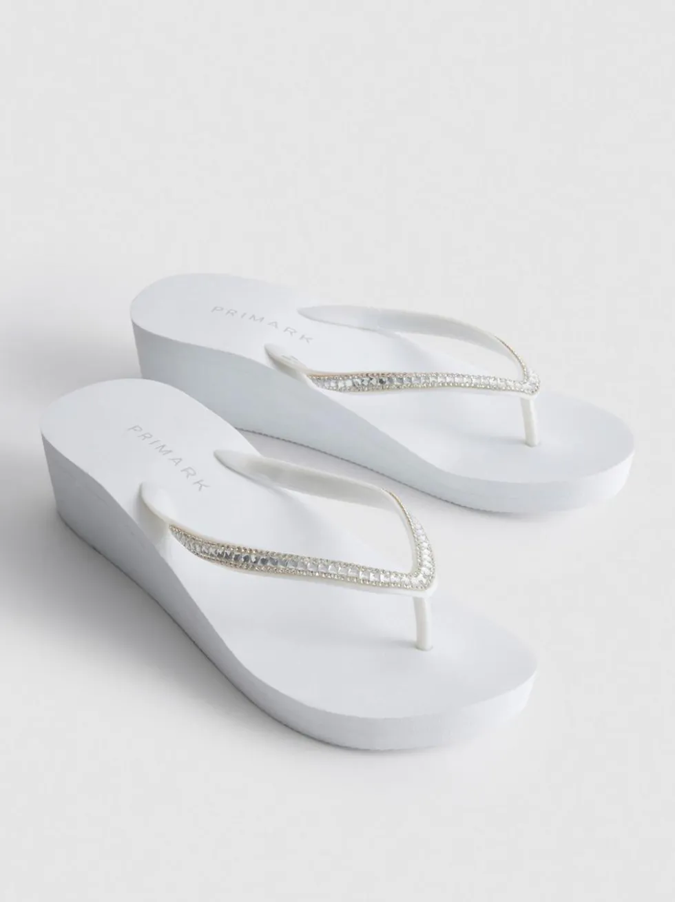 Flipflops mit Keilabsatz und Strasssteinen