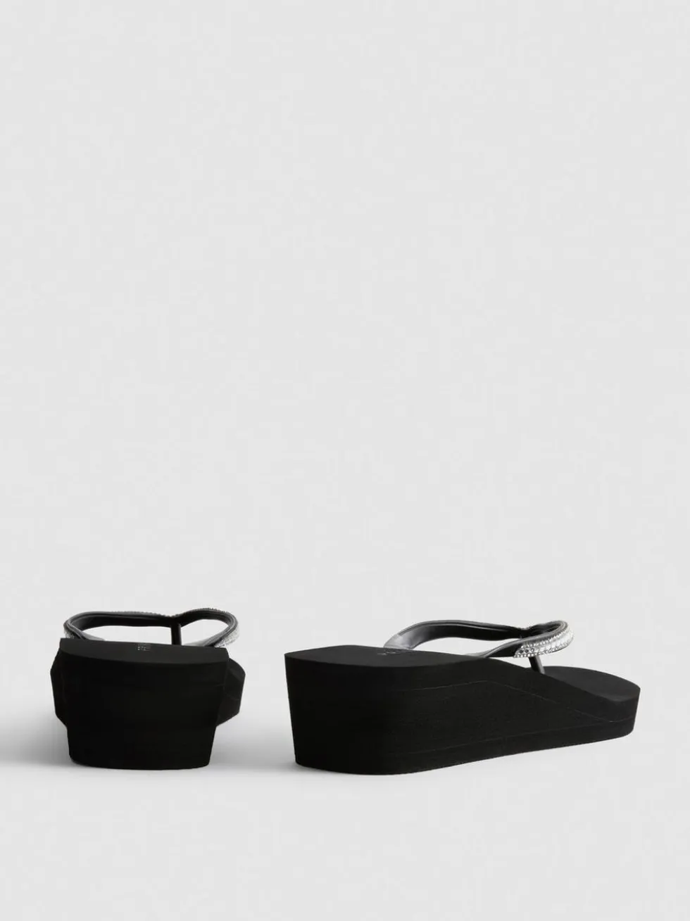 Flipflops mit Keilabsatz und Strasssteinen