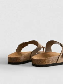 Fußbett-Sandalen mit T-Steg und Nieten