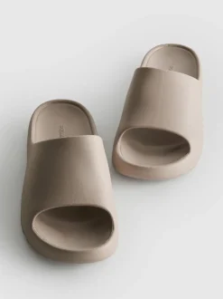 Geformte Badesandalen