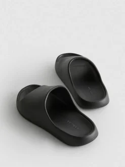 Geformte Badesandalen
