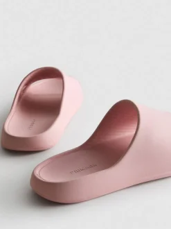 Geformte Badesandalen