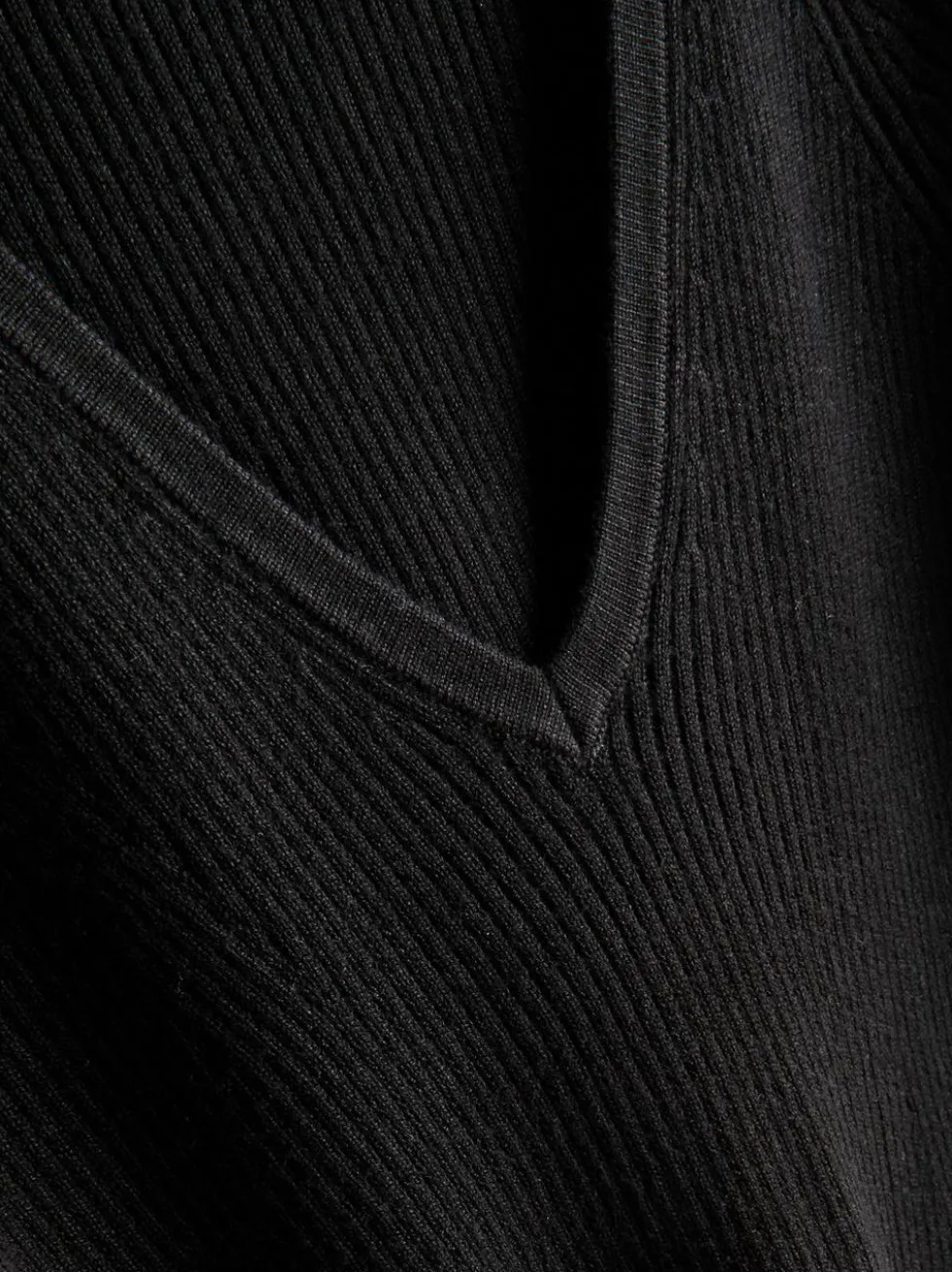 Gerippter Pullover mit V-Ausschnitt