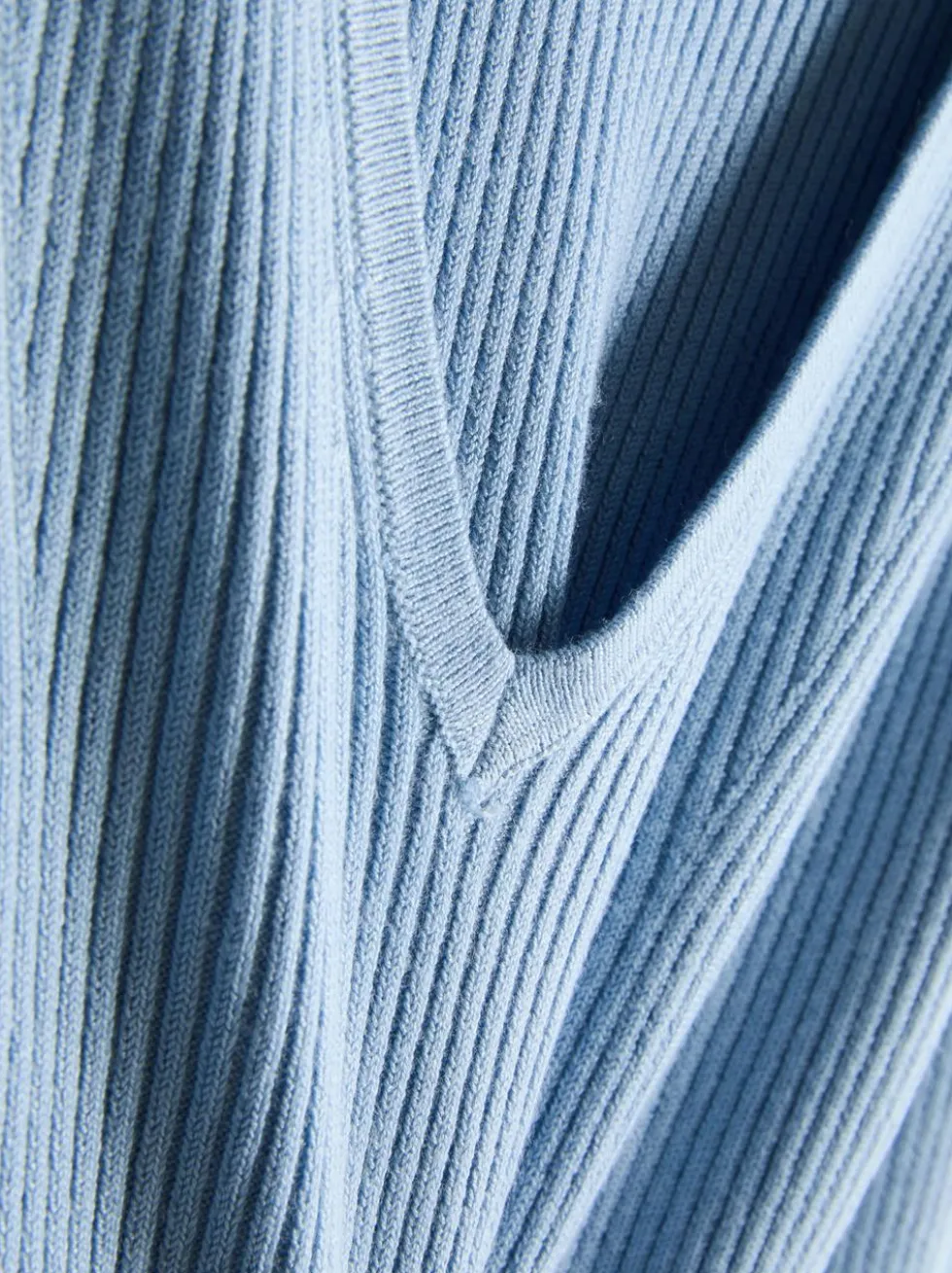 Gerippter Pullover mit V-Ausschnitt