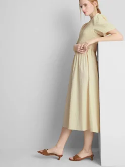 Gesmoktes Midikleid aus Seersucker