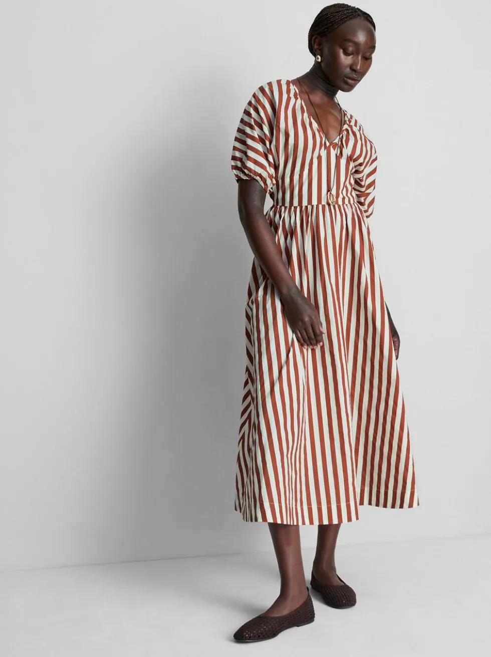 Gestreiftes Midaxikleid aus Baumwolle
