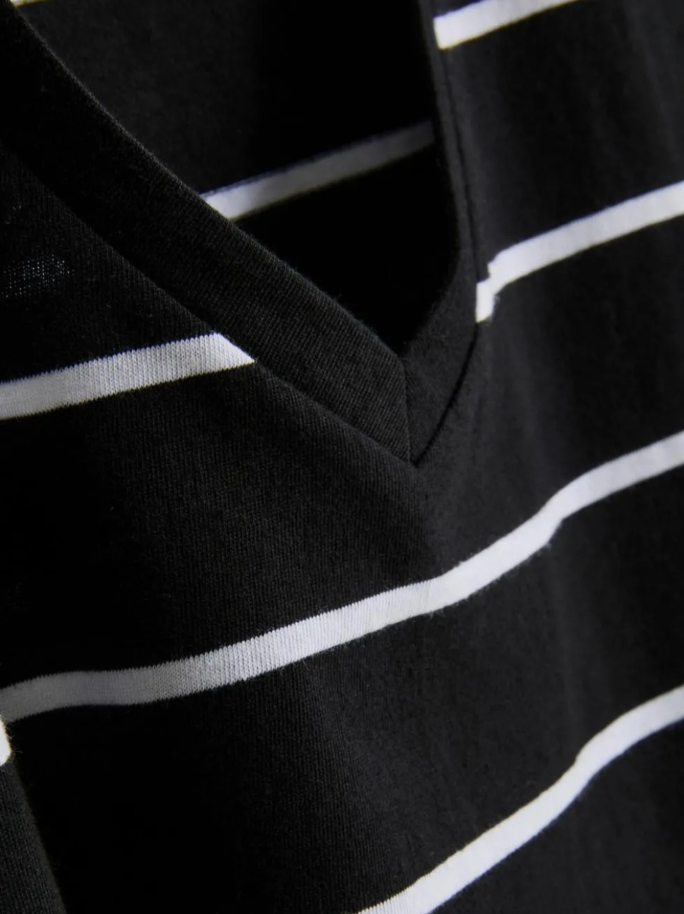 Gestreiftes T-Shirt aus reiner Baumwolle mit V-Ausschnitt