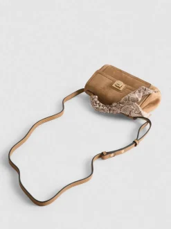 Handtasche mit Tuch am Henkel