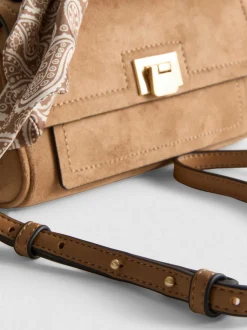 Handtasche mit Tuch am Henkel