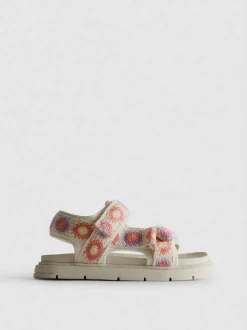 Häkel-Sandalen mit zwei Riemen