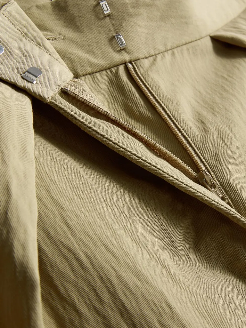 Hose mit weitem Bein und plissierter Stofflage