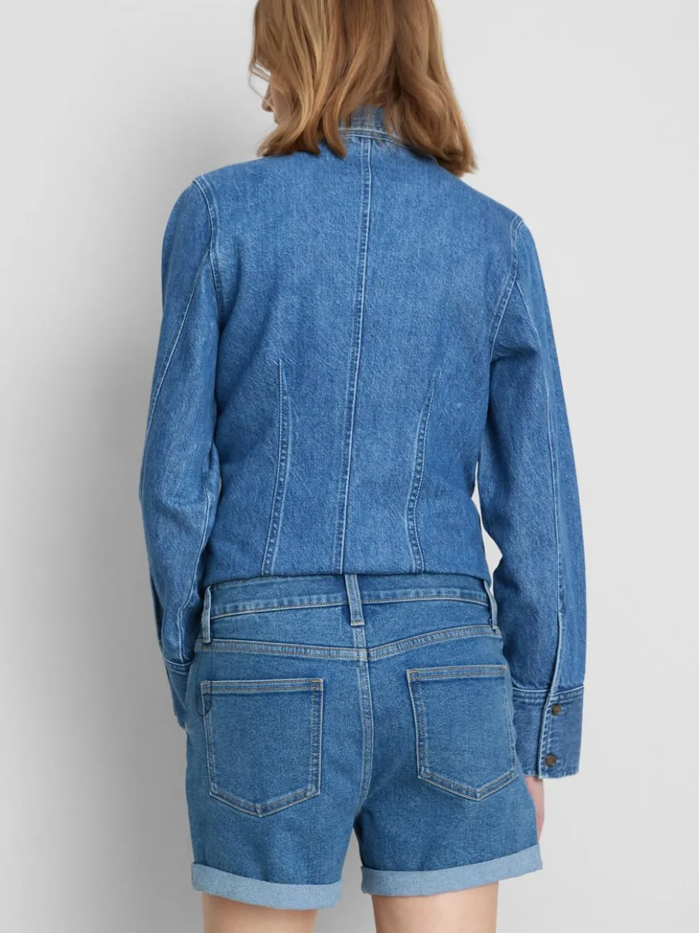 Jeansshorts mit mittlerer Leibhöhe und umgeschlagenem Saum