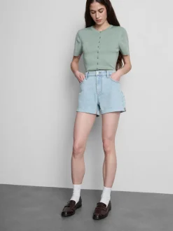 Jeansshorts mit mittlerer Leibhöhe und umgeschlagenem Saum