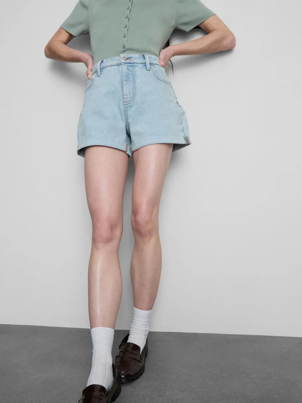 Jeansshorts mit mittlerer Leibhöhe und umgeschlagenem Saum