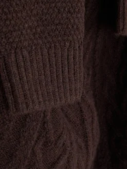 Klassischer Strickpullover mit Zopfmuster