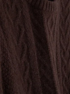 Klassischer Strickpullover mit Zopfmuster