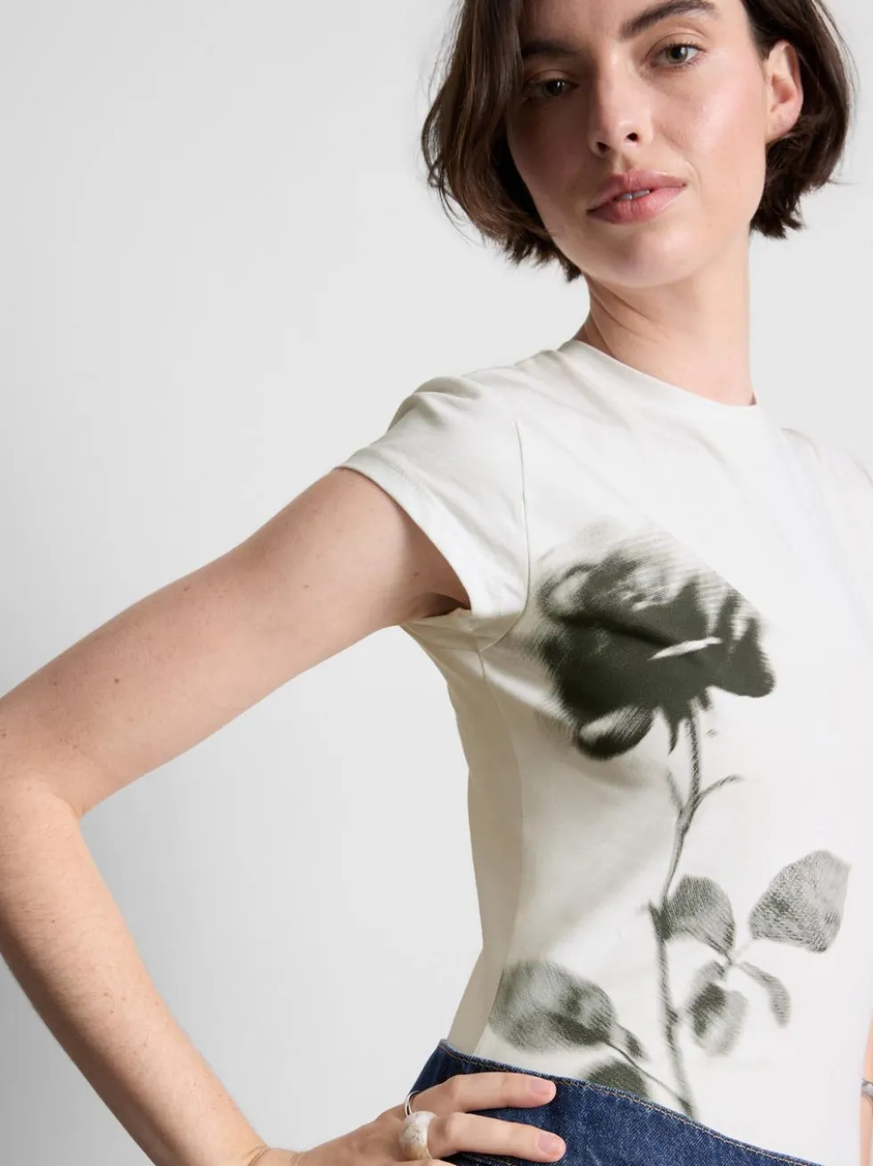 Kurzes Baumwoll-T-Shirt mit Blumen-Print