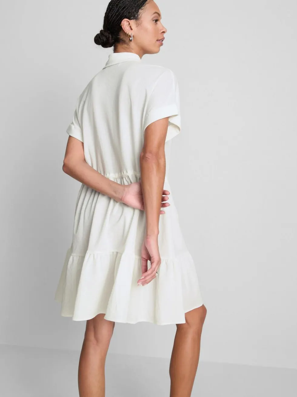 Kurzärmeliges, gestuftes Minikleid
