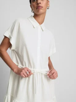Kurzärmeliges, gestuftes Minikleid