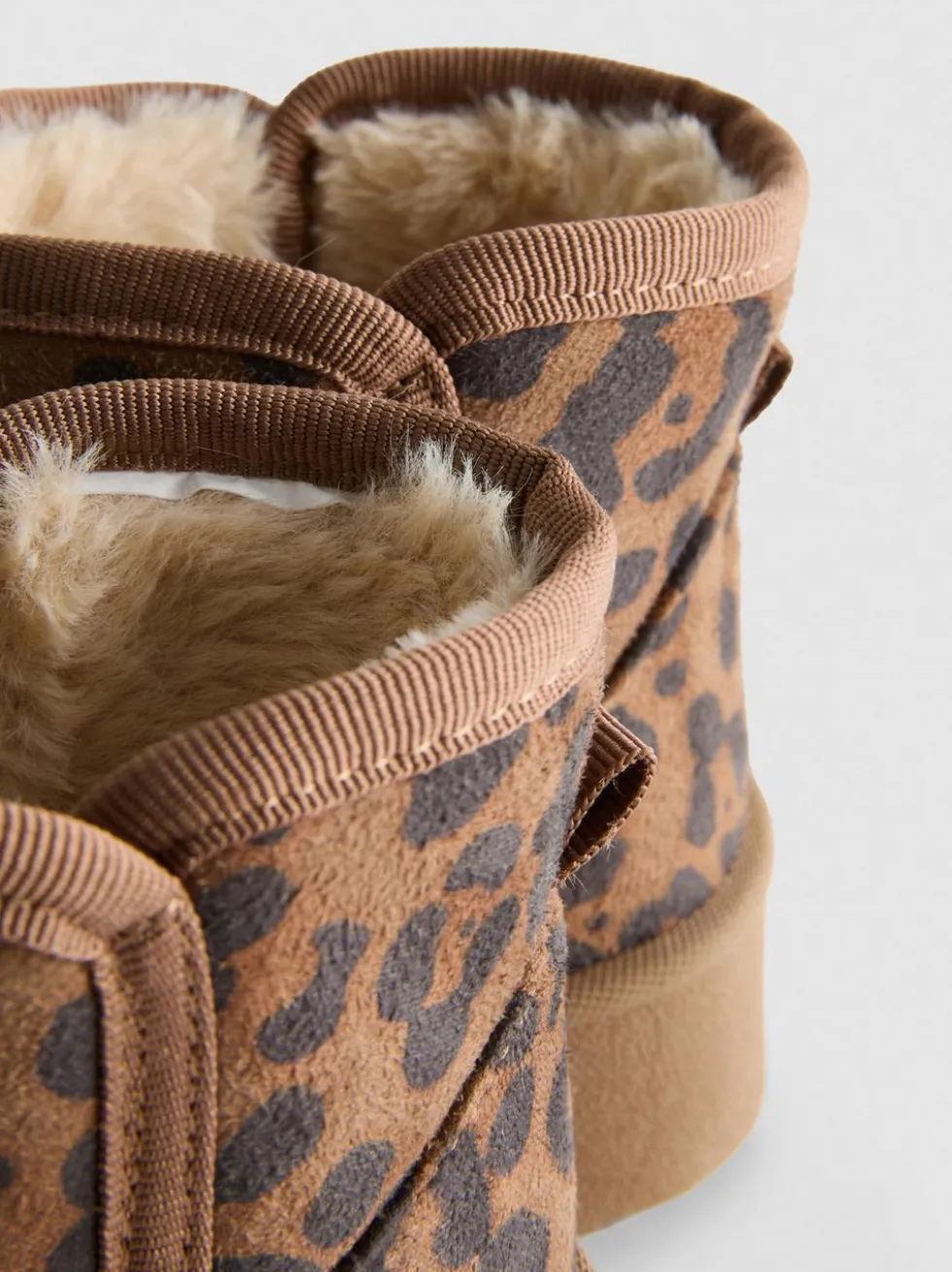 Kuschelige Stiefeletten mit Leopardenmuster und Plateau-Sohle