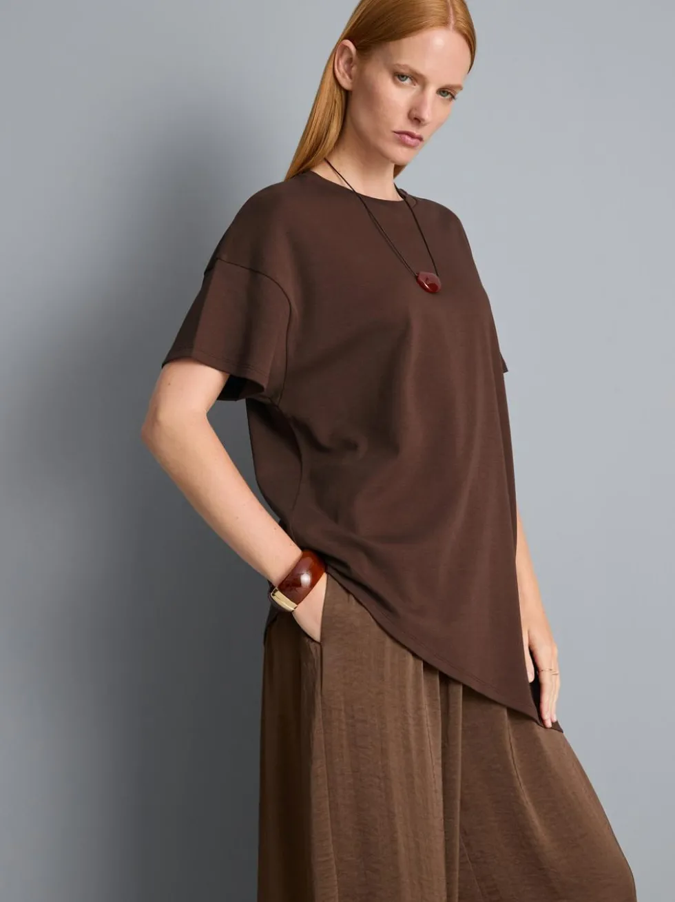 Langes, asymmetrisches Baumwoll-T-Shirt