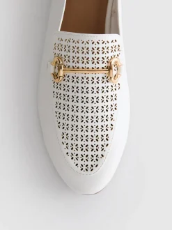 Loafer aus Kunstleder mit lasergeschnittener Trense