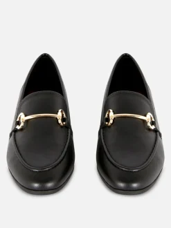 Loafer aus Kunstleder mit Schnalle