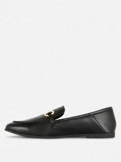 Loafer aus Kunstleder mit Schnalle