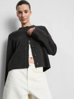 Lässiger, gestrickter Cardigan mit Rundhalsausschnitt