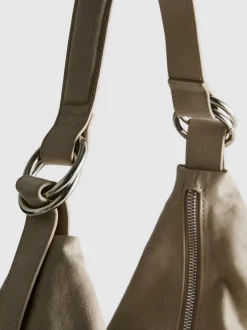 Lässige Schultertasche mit Zierringen