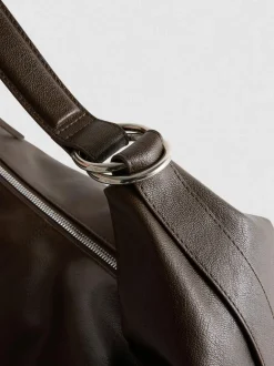 Lässige Schultertasche mit Zierringen