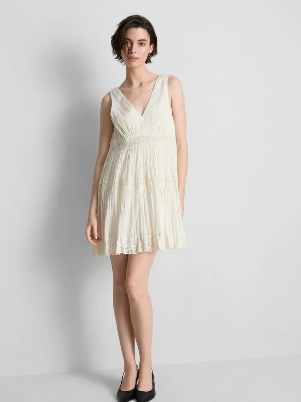 Minikleid mit V-Ausschnitt in Knitteroptik