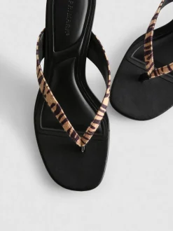 Mules mit Animalprint und Zehensteg