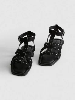 Nietenbesetzte Riemchensandalen in Wildleder-Optik