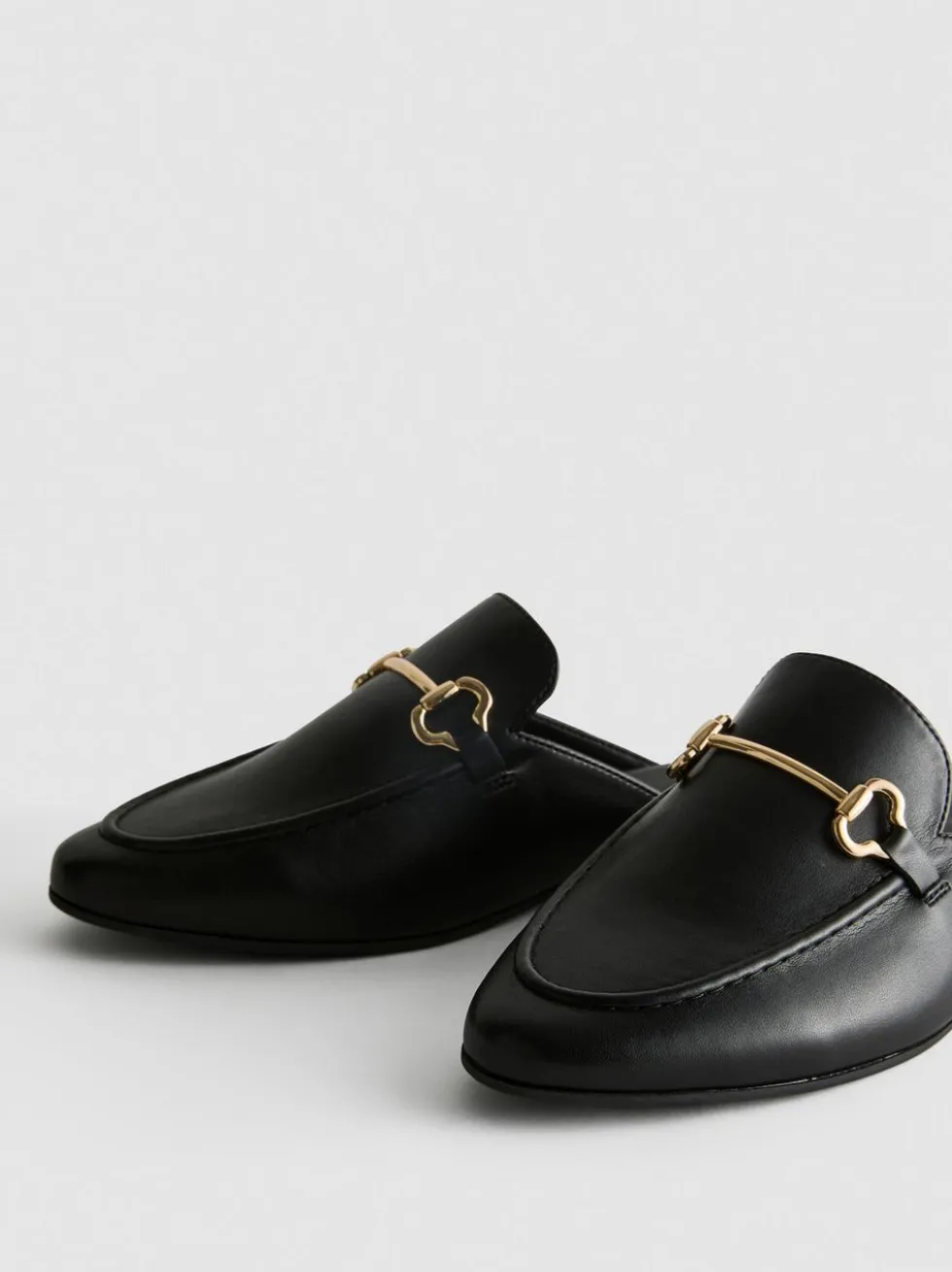 Offene Kunstleder-Loafer mit Trensen-Detail