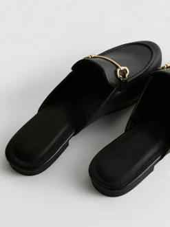 Offene Kunstleder-Loafer mit Trensen-Detail