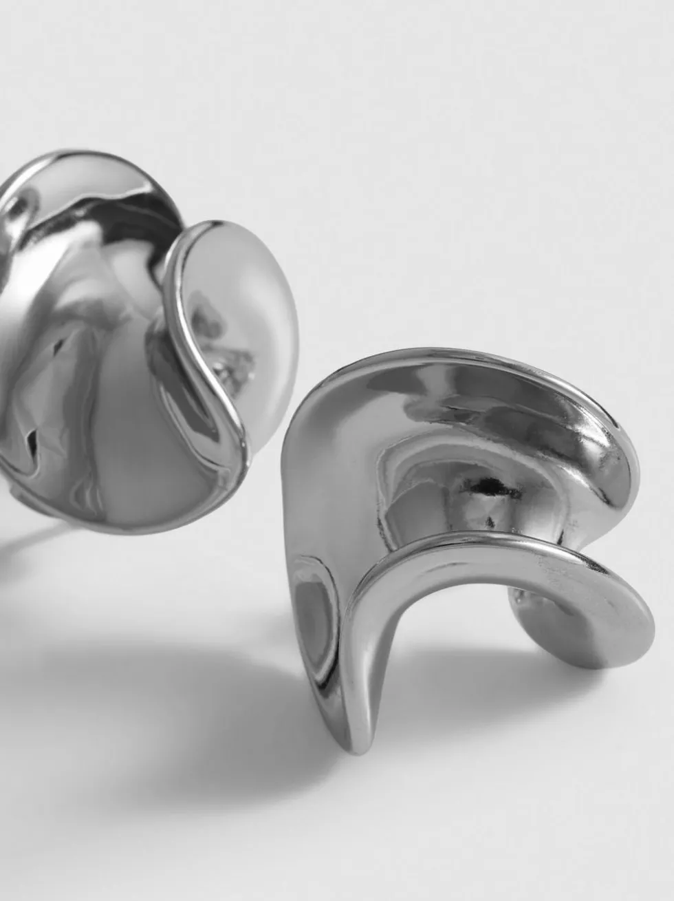 Ohrringe mit skulpturalem Wellendesign