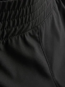 Performance-Shorts mit Netzeinsätzen