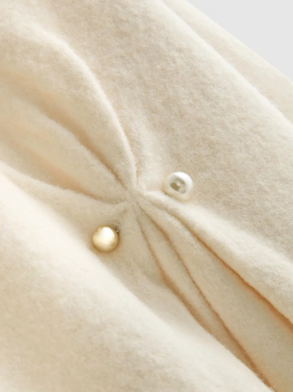Pullover mit Brosche
