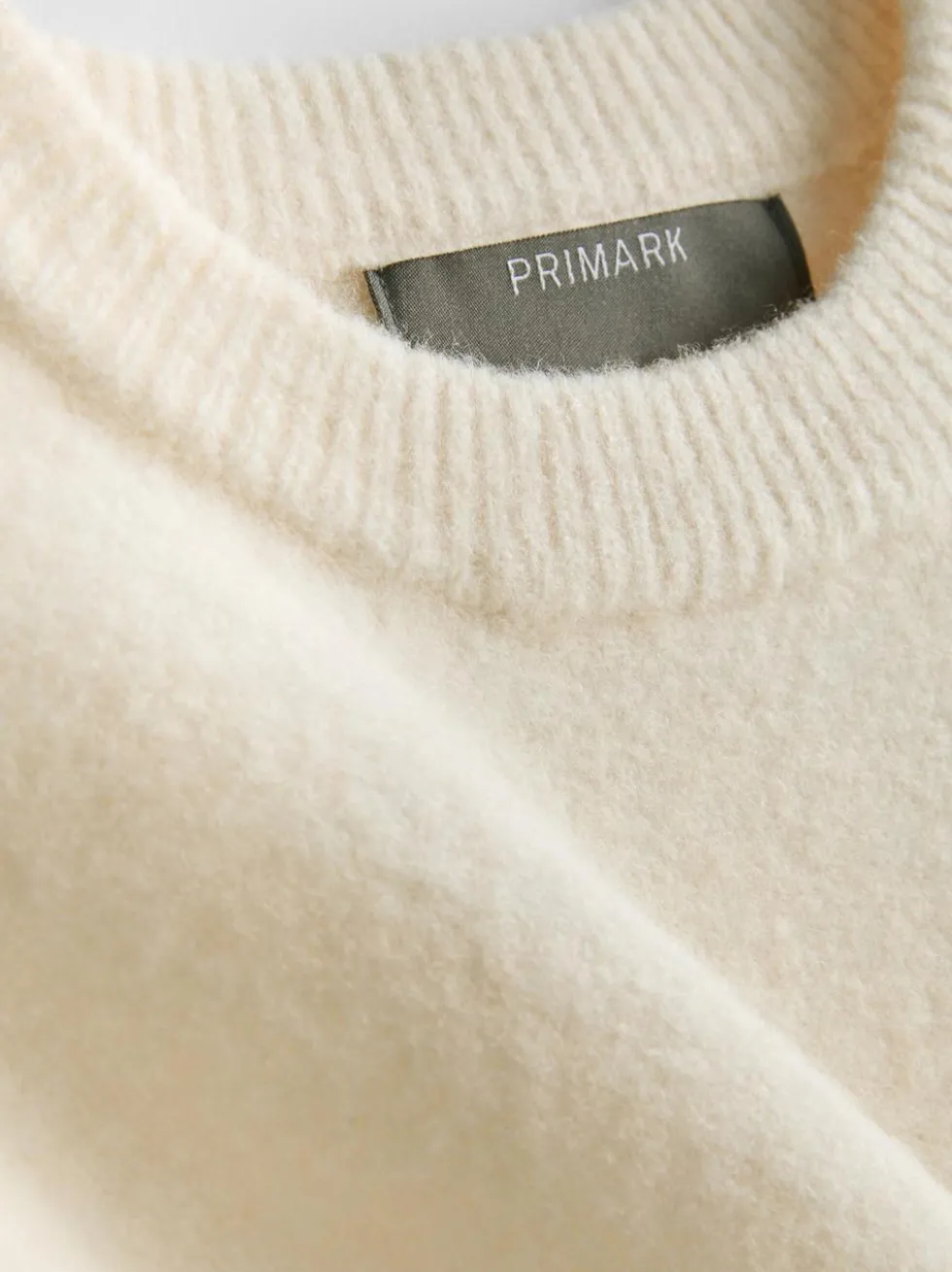 Pullover mit Brosche