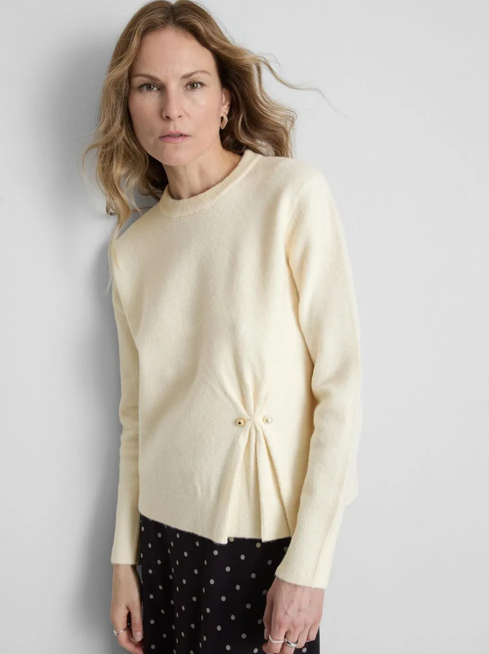 Pullover mit Brosche